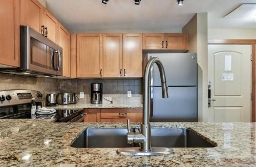 Canmore Apartment | Luxury Falcon Crest Lodge 1 Bedroom 1 Pullout Kitchen Hot Tub