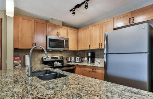 Canmore Apartment | Luxury Falcon Crest Lodge 1 Bedroom 1 Pullout Kitchen Hot Tub