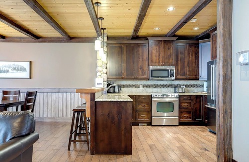 Silver Star Mountain Ski Chalet | Luxury Family Ski Chalet with Private Suite & Hot Tub | True Ski-In/Out