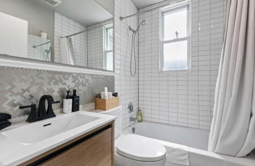Summerhill Villa | Luxury Home 3bed2bath Yorkville Parking Sauna Gym