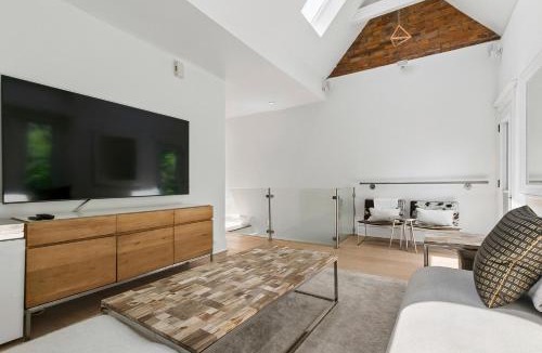 Summerhill Villa | Luxury Home 3bed2bath Yorkville Parking Sauna Gym