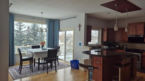 Panorama Hills House | Luxury Home with 5 BR, 9 Beds, 4BA, sleep 12, AC, Crib