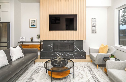 Banff Trail House | Luxury Inner City New Built & Garage & AC