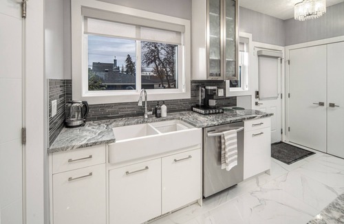 Southwest Calgary House | 👑Luxury Inner City New Built/Garage/AC/EV Charger