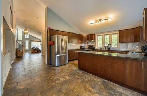Keswick House | Luxury Lake Simcoe Retreat | Hot Tub, Private Dock & Sandy Shore