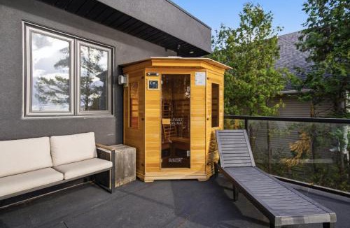 Rama House | Luxury Lakefront with Sauna & EV