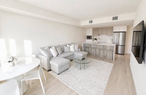 South Pandosy Resort | Luxury Lakeview Condo at Aqua - Pool & Sandy Beach