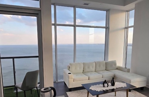 Burlington Apartment | Luxury Lakeview Corner Condo | Free Parking