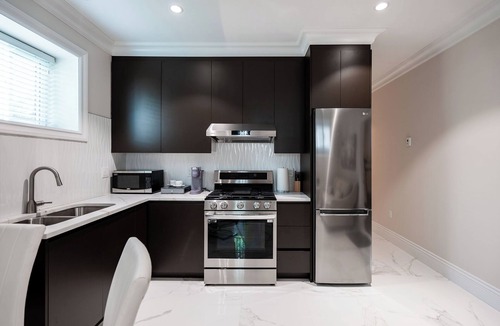 Burnaby Apartment | Luxury Modern Suite 2Bed 2 Bath Private Gym Chic Design