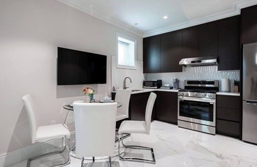 Burnaby Apartment | Luxury Modern Suite 2Bed 2 Bath Private Gym Chic Design