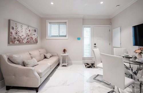 Burnaby Apartment | Luxury Modern Suite 2Bed 2 Bath Private Gym Chic Design