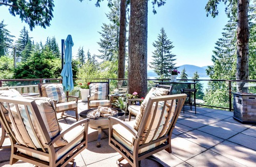 Lions Bay House | Luxury oceanview entertainment home by skiing, hiking 5 min to beach