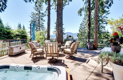 Lions Bay House | Luxury oceanview entertainment home by skiing, hiking 5 min to beach