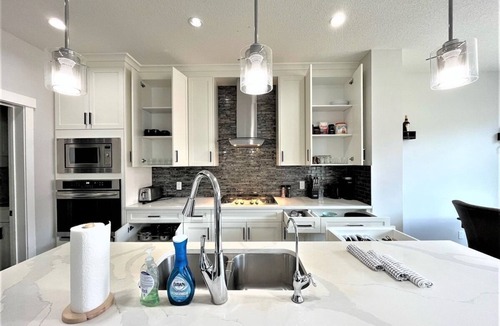 Southeast Calgary House | Luxury Retreat For Large Groups
