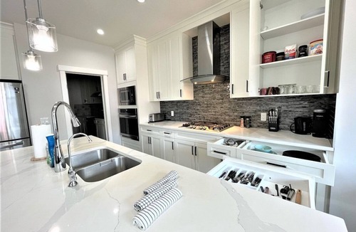 Southeast Calgary House | Luxury Retreat For Large Groups