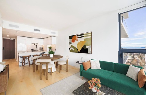 Central Lonsdale Apartment | Luxury Stay in North Vancouver