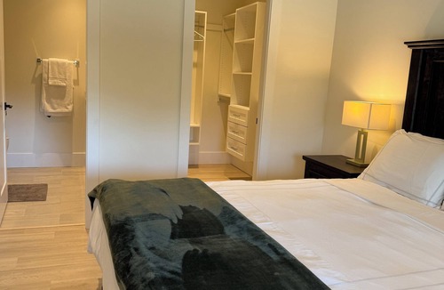 Lower Sumas Mountain Bed & Breakfast | Luxury Suite situated on top of mountain in a prestigious location.