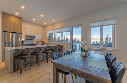Golden House | Luxury Townhome with hot tub - perfect for big families and group get-togethers