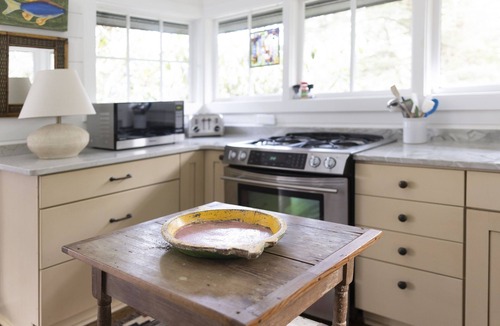 Highlands Cottage | Luxury Treetop Cottage | Artist's Retreat | Walk to Highlands Main St