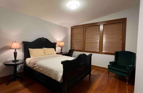Surrey Villa | Luxury Vacation Home in Park