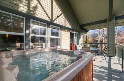 Blueberry Hill Apartment | Lynx 204 by Outpost Whistler