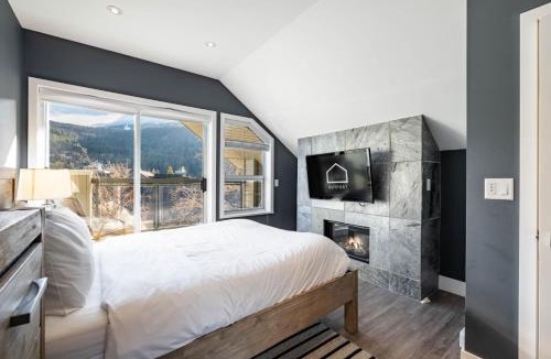 Blueberry Hill Apartment | Lynx 204 by Outpost Whistler