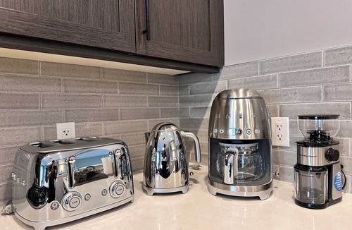 Canmore House | M3- Serene Canmore Retreat- A/C, Free EV Charge, 5BD, 4.5BT, Hot Tub, Mtn View