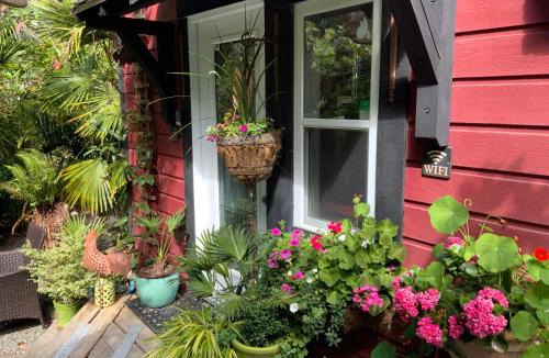 Salt Spring Island Bed & Breakfast | Magnolia Petal Accommodation