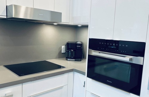 Village North Condo | Main Village 1 Bedroom Queen+2 Sofabeds AC Laundry Parking EV Reno