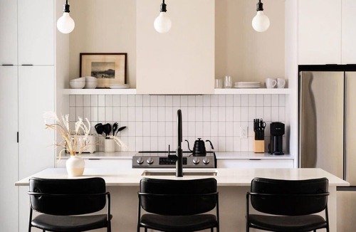 Old Montreal Apartment | Maison Place Royale Luxury Two-Bedrooms Apartment Old Montreal Full Kitchen Stone Walls Wi-Fi AC