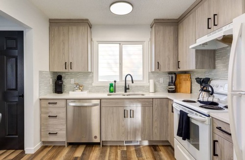 Northwest Calgary House | "Majestic"10 mins to YYCAirport!