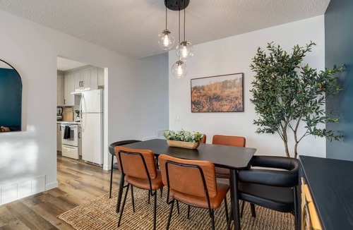 Northwest Calgary House | "Majestic"10 mins to YYCAirport!