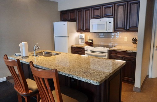 Oro-Medonte Condo | Margarita Getaway 1 near spa, ski hills, golf, motocross & year-round pool