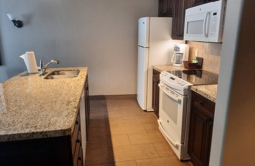 Oro-Medonte Condo | Margarita Getaway 1 near spa, ski hills, golf, motocross & year-round pool