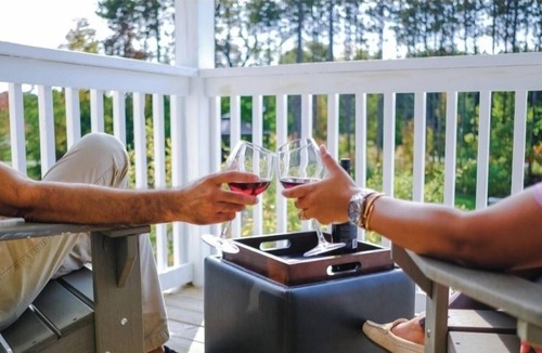 Oro-Medonte Condo | Margarita Getaway 1 near spa, ski hills, golf, motocross & year-round pool