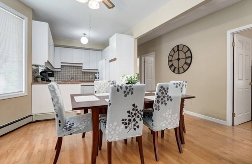 Bankview Apartment | "Marigold" 3 Bed Bankview Suite