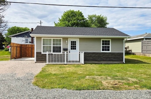 New Waterford House | Maxwell House - Entire House on Quiet Street!