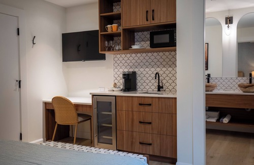 Regional District of Nanaimo Hotel | Mediterranean Suite 201 B - The Agora a Boutique Hotel
