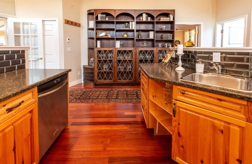 James Bay Apartment | Menzies Manor #5 Penthouse-Charming Penthouse James Bay, Steps to the Ocean