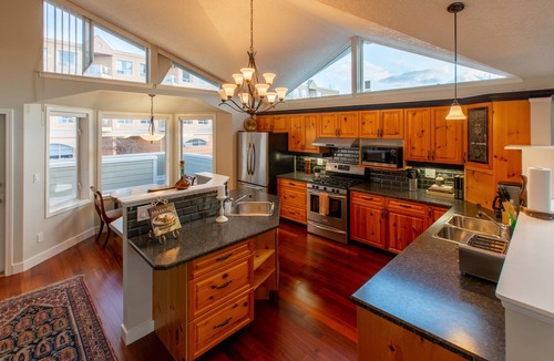 James Bay Apartment | Menzies Manor #5 Penthouse-Charming Penthouse James Bay, Steps to the Ocean