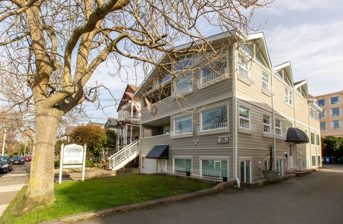 James Bay Apartment | Menzies Manor #5 Penthouse-Charming Penthouse James Bay, Steps to the Ocean
