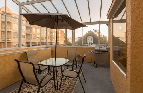 James Bay Apartment | Menzies Manor #5 Penthouse-Charming Penthouse James Bay, Steps to the Ocean