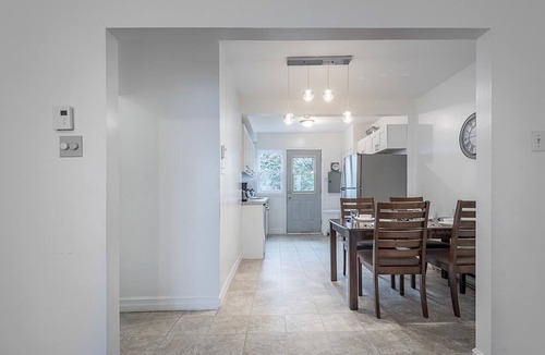 Ahuntsic Apartment | Metro Sauvé - Cosy apartment - 2 Bedrooms Queen beds