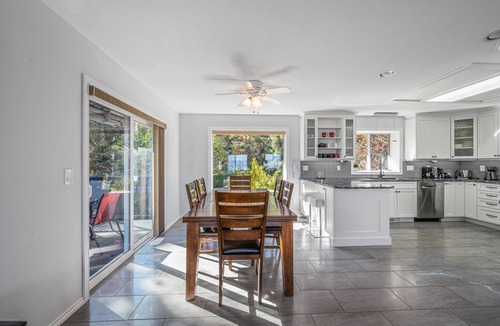Courtenay House | Mid Island Ocean View Paradise B&B