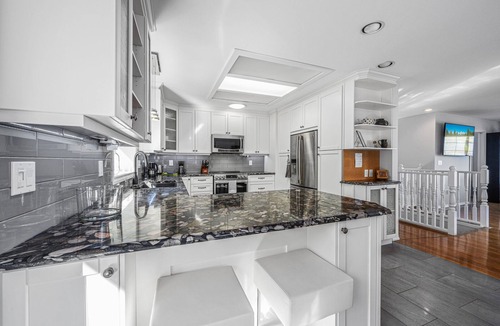 Courtenay House | Mid Island Ocean View Paradise B&B