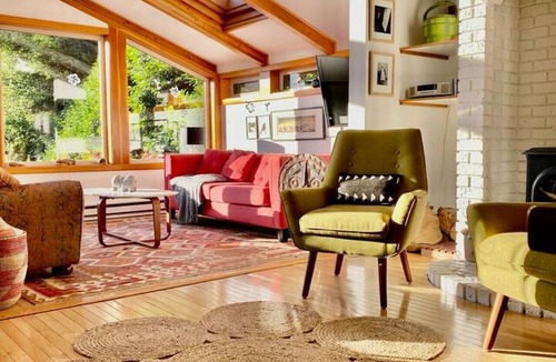 Bowen Island Cabin | Mid-Mod Cozy Cabin In Snug Cove