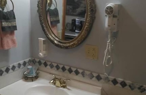 Cornish Hotel | Midway Lodging