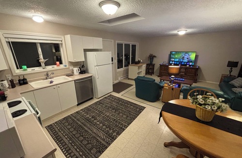 Central Saanich House | Minutes from Butchart Gardens on a secluded 5 acre estate.