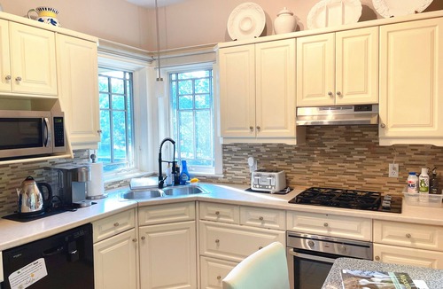 Queenston House | Mist & Vine Century Cottage at Niagara Canada