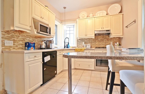 Queenston House | Mist & Vine Century Cottage at Niagara Canada